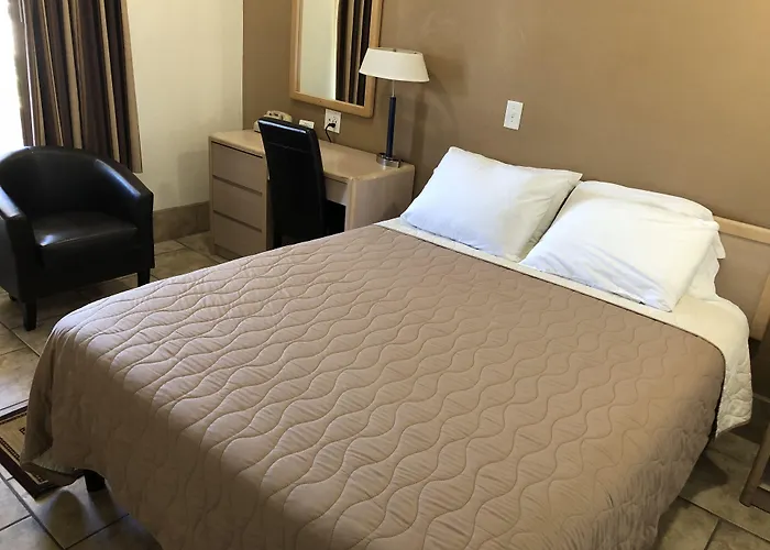 Toppers Motel