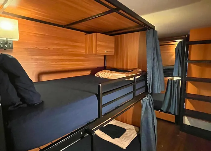 International Travelers House Hostel - Downtown San Diego Little Italy (Adults Only)