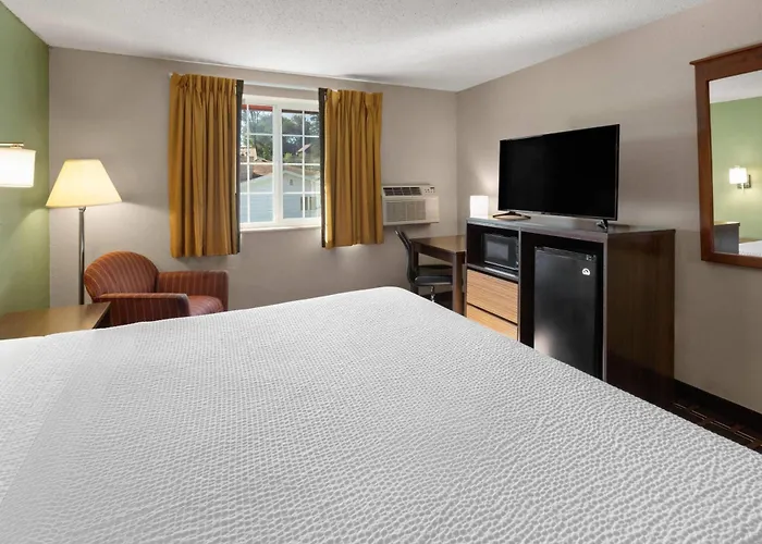Super 8 By Wyndham Winona Mn