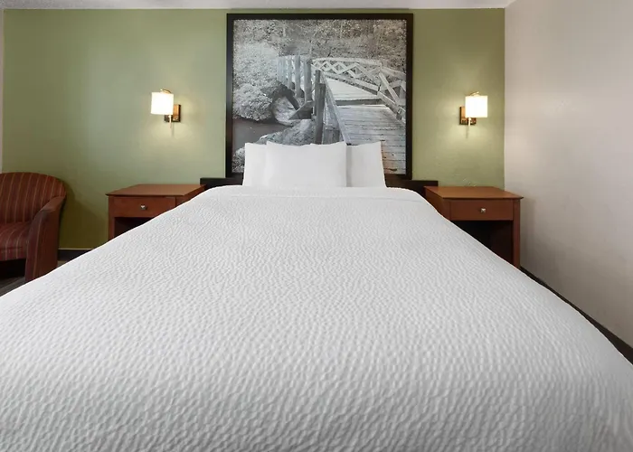 Super 8 By Wyndham Winona Mn