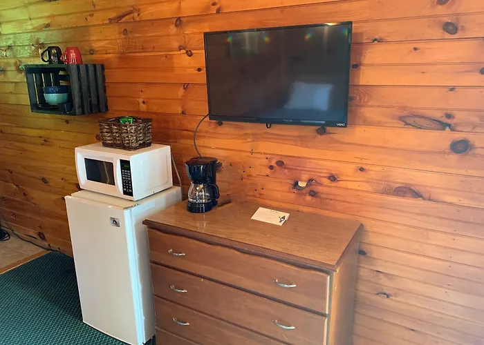 Pine Crest Motel & Cabins