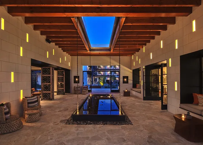 Texican Court, Valencia Collection