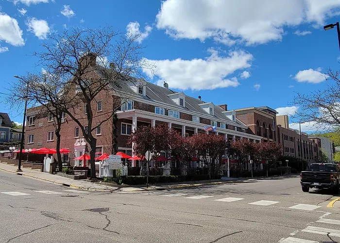 Lowell Inn