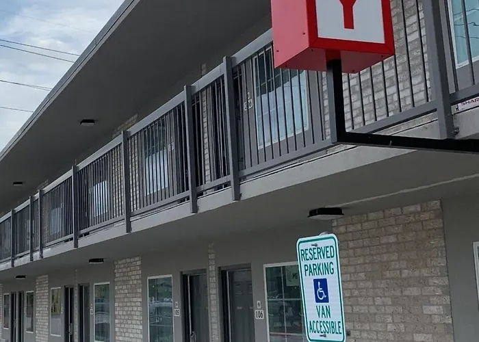 Super 8 By Wyndham Sulphur South