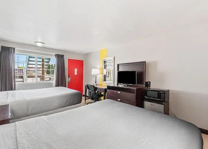 Super 8 By Wyndham Ontario