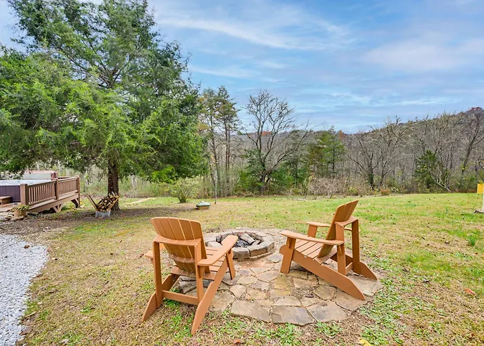 Cozy Couples Getaway W/ Hot Tub: 'Fox Ridge Cabin'