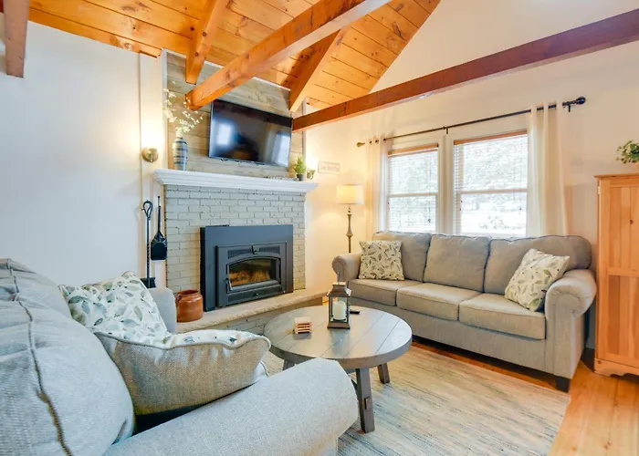 Cozy Tuftonboro Escape: Steps To Private Beaches!