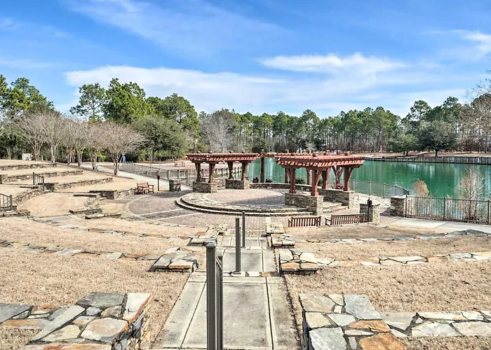 Pool & Beach Club Access: Condo In Southport