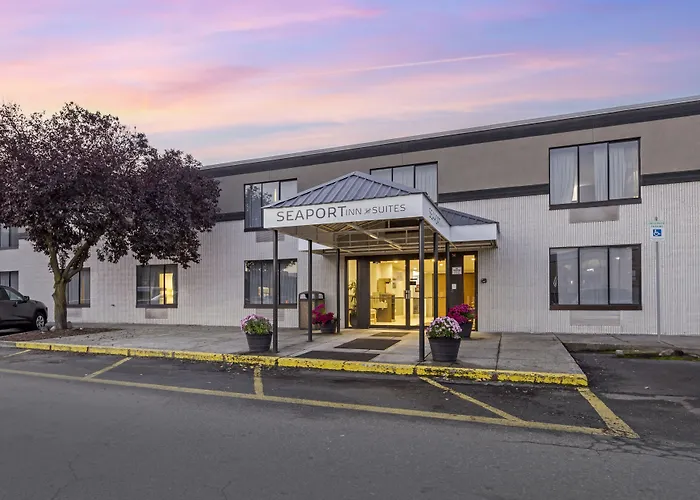 Seaport Inn & Suites