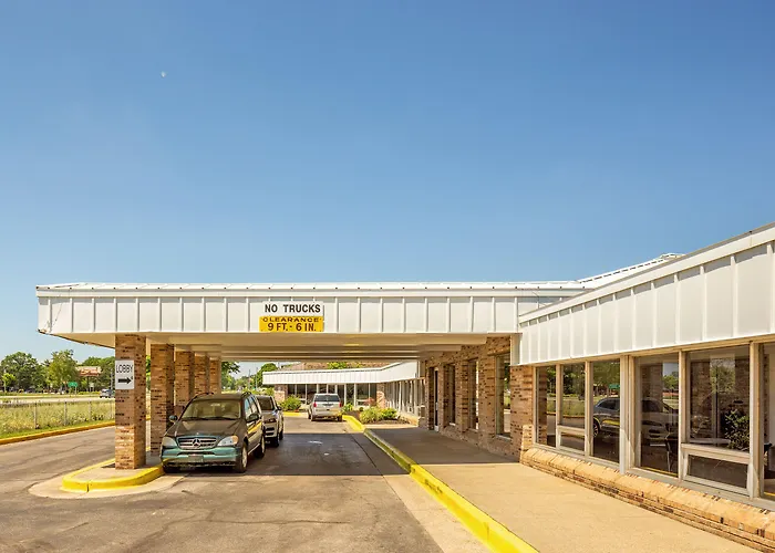 Oyo Hotel Mona Lake Muskegon