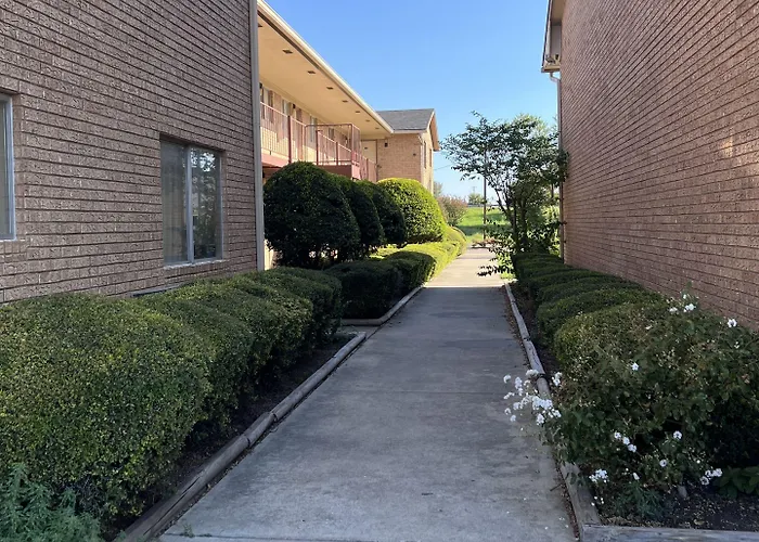 Hallmark Inn And Suites