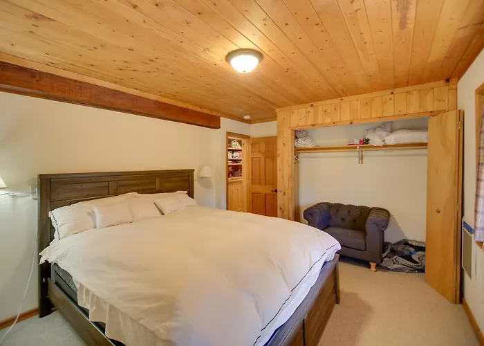 Peaceful & Idyllic Forest Cabin W/ Pool Table