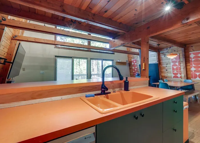 Charming Pinecrest Cabin W/ Private Deck