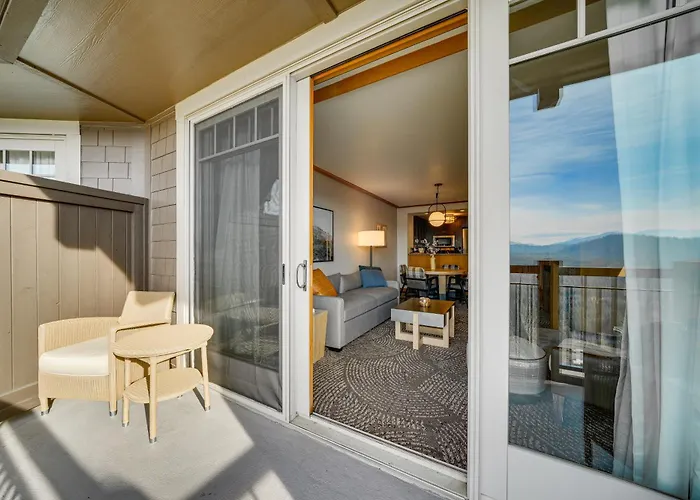 Mountain Views & Pool Access: Cle Elum Condo!