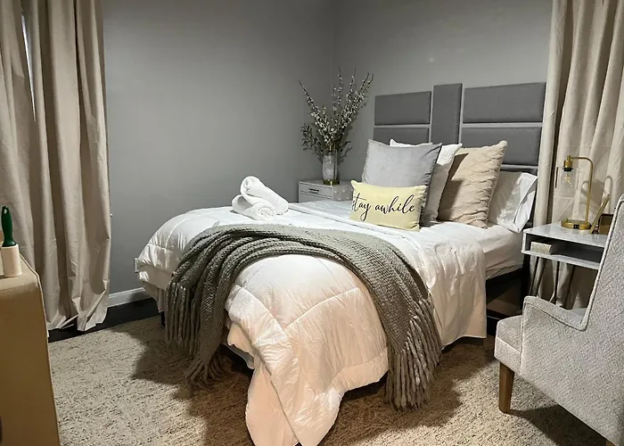 Peace of Cleveland: Pet-Friendly 2BR with Study