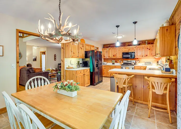 North Georgia Cabin W/ Hot Tub & Community Perks!