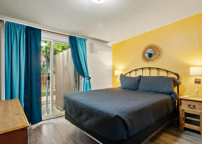 Charming 2 Bedroom Near Downtown - Rose Tree 1