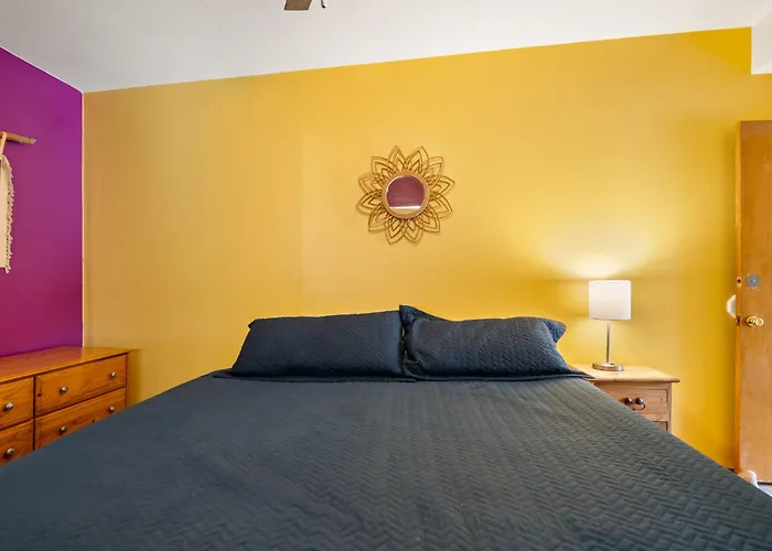 Charming 2 Bedroom Near Downtown - Rose Tree 1