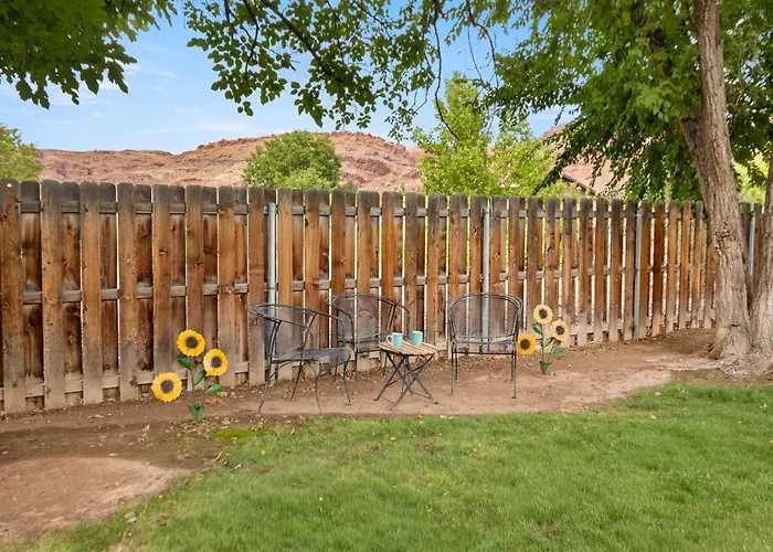 Charming 2 Bedroom Near Downtown - Rose Tree 1