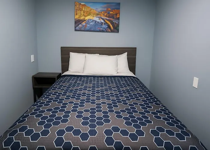 Hillsboro Inn & Suites