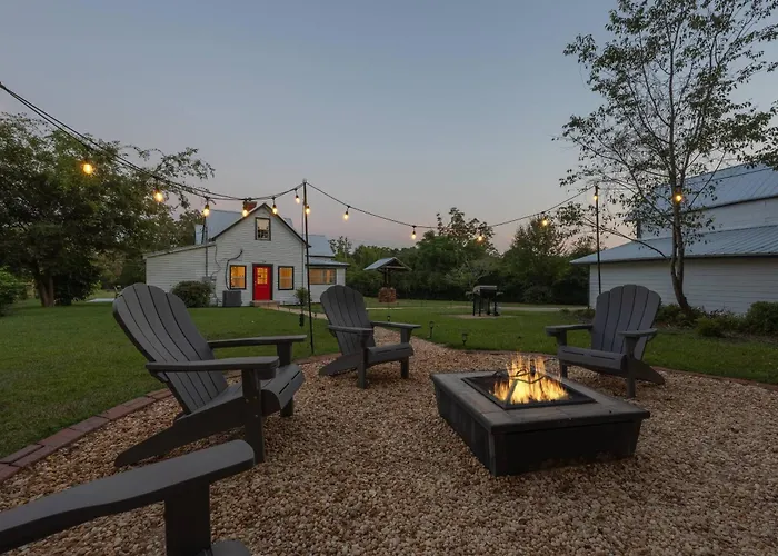 The Bulldog Farmhouse - 100 Year Old Home