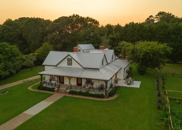 The Bulldog Farmhouse - 100 Year Old Home