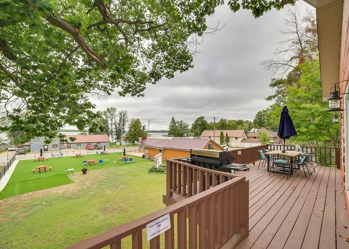 Charming Curtis House: Large Deck W/ Lake View!