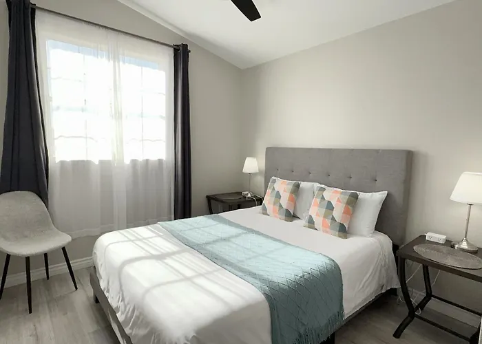 Newly Remodeled Pool Villa-Fast Wifi -Summerlin