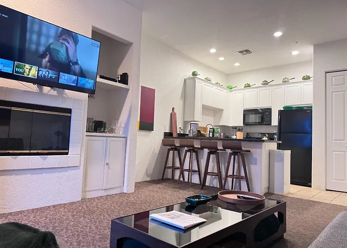 Dog Friendly Mid-Century Style Condo With Poolspa
