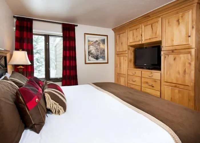 Aspen Mountain Residence: 3-Bedroom Retreat with Luxury Amenities