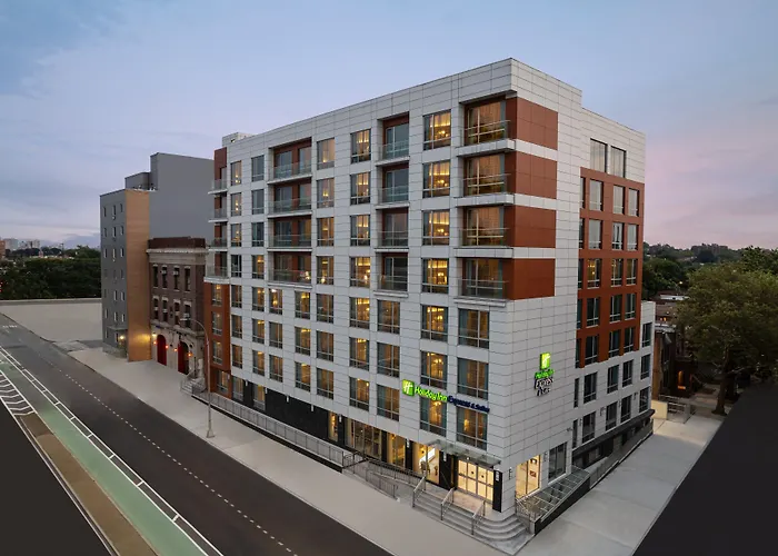 Holiday Inn Express & Suites Woodside Laguardia Airport