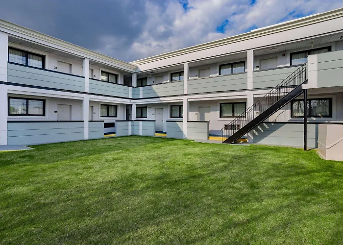 Super 8 By Wyndham Lindenhurst