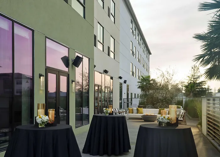 Hotel Centro Sonoma Wine Country, Tapestry Collection Hilton
