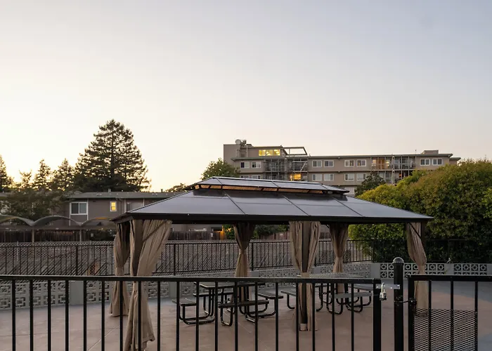 Seaside Inn & Suites