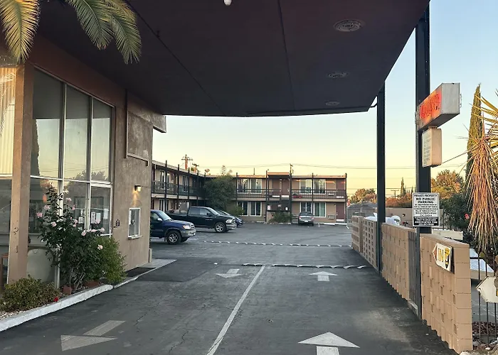 Royal Motel Tracy