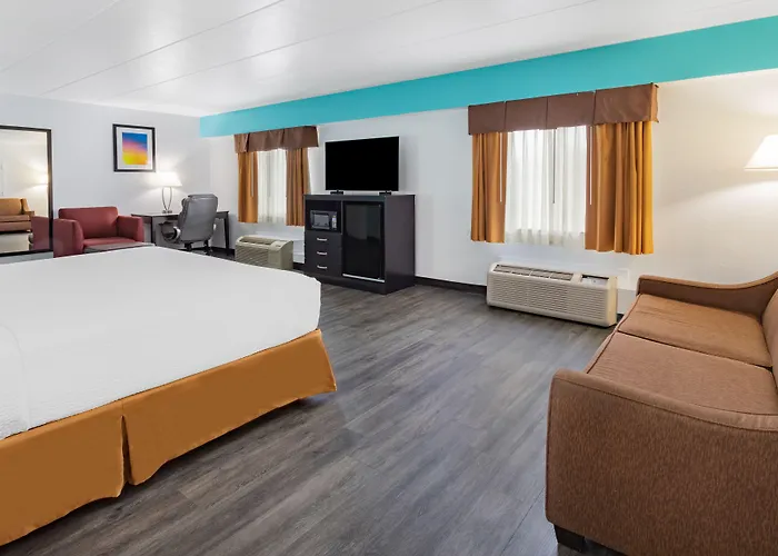 Travelodge By Wyndham Livonia Canton Novi Detroit Area