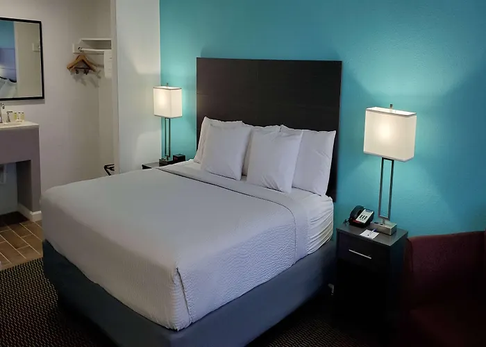 Travelodge By Wyndham Livonia Canton Novi Detroit Area