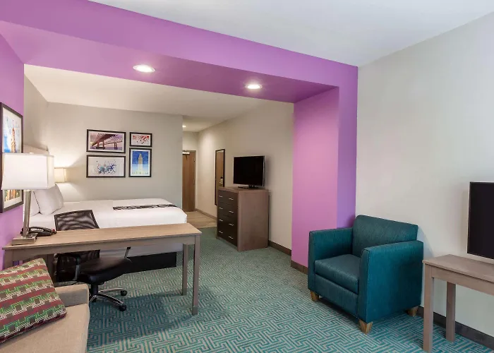 La Quinta Inn & Suites By Wyndham Lafayette Oil Center