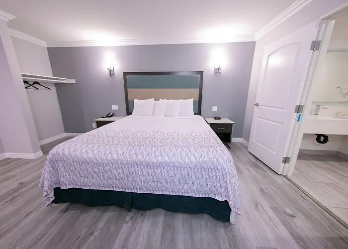 Travelodge Inn & Suites By Wyndham West Covina
