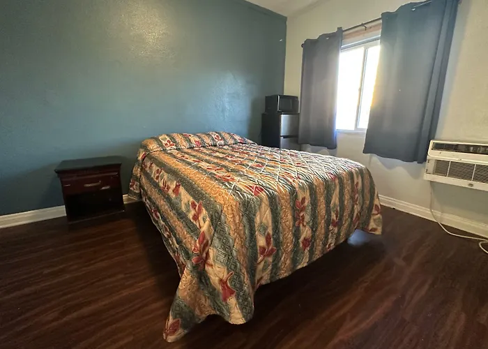 Unity Hotel - No Parking & Rooms Are Upstairs