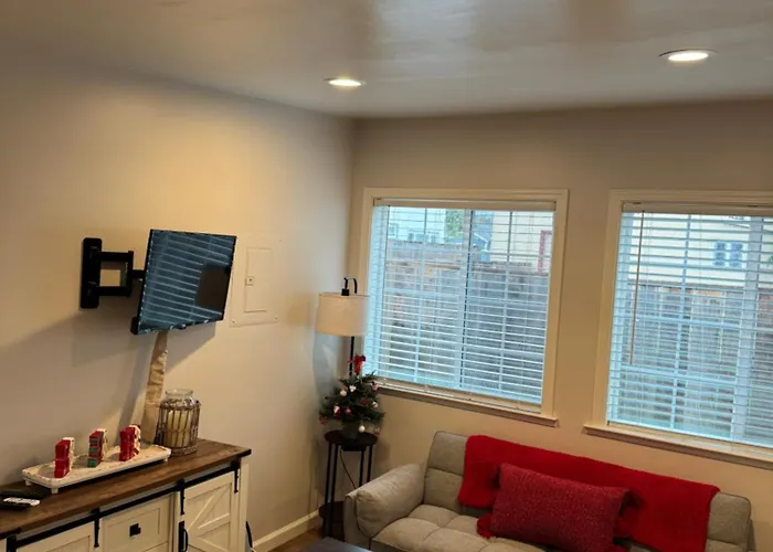 Private Cozy Retreat Near Downtown Salinas!