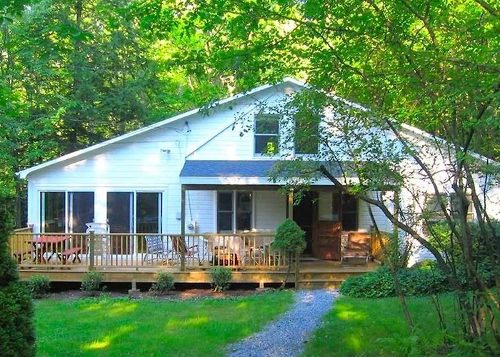 Charming Cabin With Serene Lake Views For A Family Getaway Near Pittsfield, Massachusetts