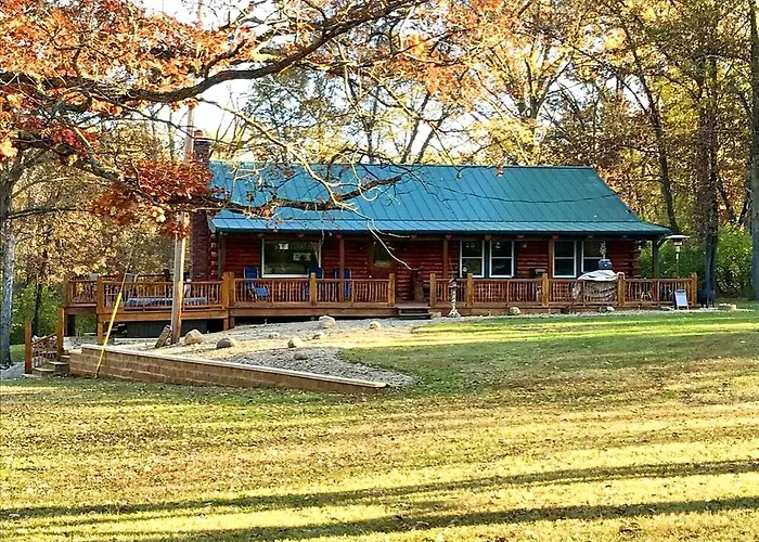 Charming Log Cabin Getaway With Private Hot Tub Near Decatur, Illinois