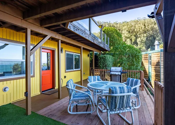 Small Home With Ocean View Walk To Restaurants Brewery Shops Beach