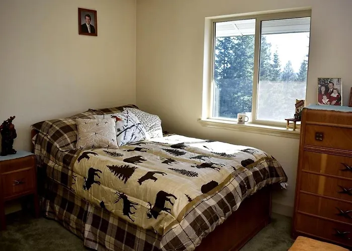 Off-The-Grid Cottage Rental With 360-Degree Mountain Views Near Cascade, Idaho