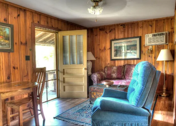 Luxurious And Modern One-Bedroom Cabin Rentals For Two In Somerset, Kentucky