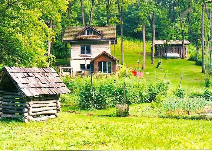 Rustic Norwegian-Style Log Cabin Rental Near The Upper Iowa River In Decorah, Iowa