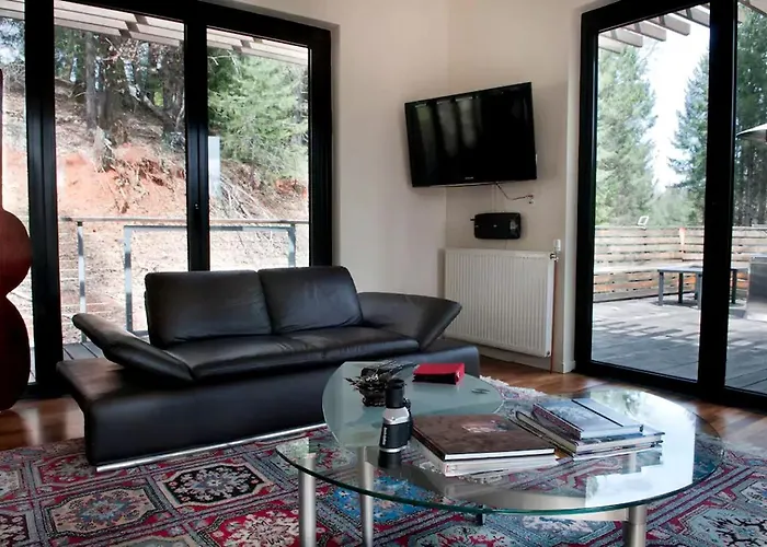 Stunning And Secluded Lakeside Getaway In The Grass Valley Of California