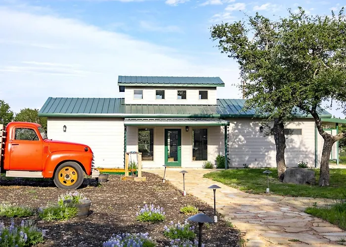 Newly Renovated Camper With Fresh Decor And Tiny Deck In Texas
