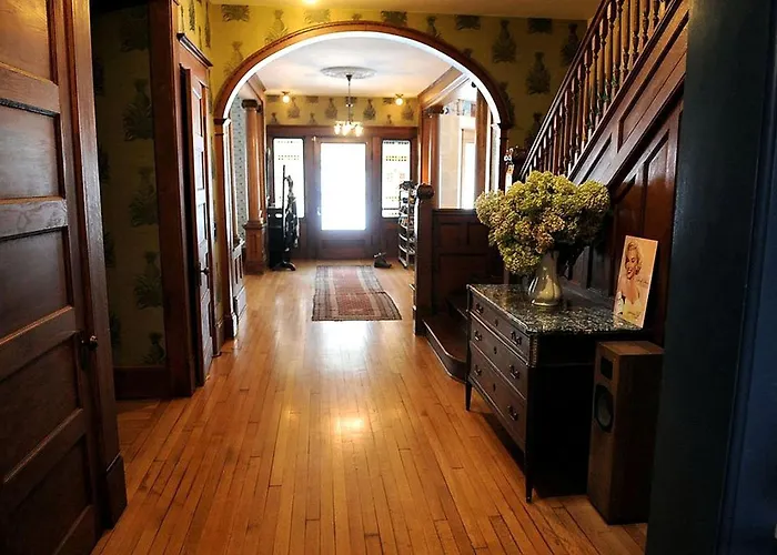 Charmingly Historic Cottage Rental Perfect For Large Groups In Aurora, New York